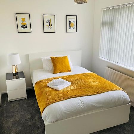Wolverhampton Large 3 Bedrooms 5 Bed House Perfect For Short & Long Stays Contractors Business Nhs Insurance 1 Bathroom And Separate Wc Private Garden Driveway For 2 Large Vehicles Close To City Centre M6 M54 And Walsall Willenhall Cannock Property Eksteriør bilde