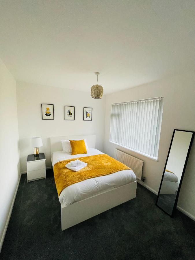 Wolverhampton Large 3 Bedrooms 5 Bed House Perfect For Short & Long Stays Contractors Business Nhs Insurance 1 Bathroom And Separate Wc Private Garden Driveway For 2 Large Vehicles Close To City Centre M6 M54 And Walsall Willenhall Cannock Property Eksteriør bilde