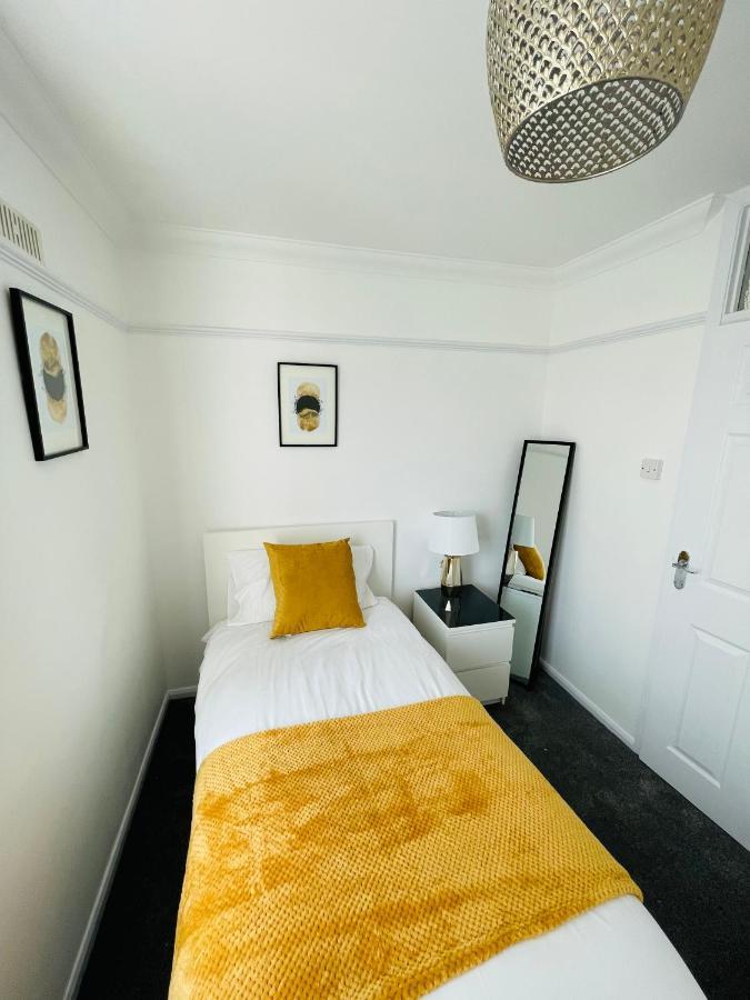 Wolverhampton Large 3 Bedrooms 5 Bed House Perfect For Short & Long Stays Contractors Business Nhs Insurance 1 Bathroom And Separate Wc Private Garden Driveway For 2 Large Vehicles Close To City Centre M6 M54 And Walsall Willenhall Cannock Property Eksteriør bilde
