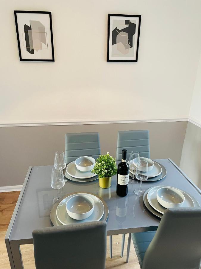 Wolverhampton Large 3 Bedrooms 5 Bed House Perfect For Short & Long Stays Contractors Business Nhs Insurance 1 Bathroom And Separate Wc Private Garden Driveway For 2 Large Vehicles Close To City Centre M6 M54 And Walsall Willenhall Cannock Property Eksteriør bilde