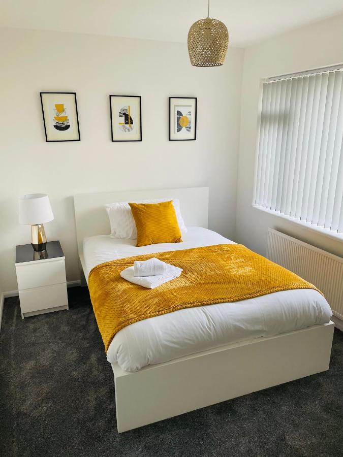 Wolverhampton Large 3 Bedrooms 5 Bed House Perfect For Short & Long Stays Contractors Business Nhs Insurance 1 Bathroom And Separate Wc Private Garden Driveway For 2 Large Vehicles Close To City Centre M6 M54 And Walsall Willenhall Cannock Property Eksteriør bilde