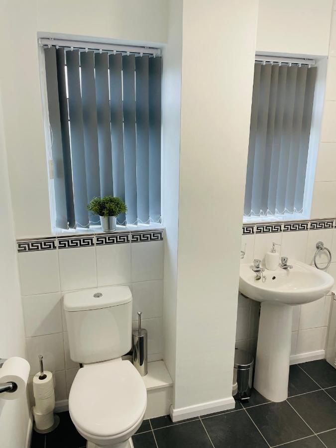 Wolverhampton Large 3 Bedrooms 5 Bed House Perfect For Short & Long Stays Contractors Business Nhs Insurance 1 Bathroom And Separate Wc Private Garden Driveway For 2 Large Vehicles Close To City Centre M6 M54 And Walsall Willenhall Cannock Property Eksteriør bilde