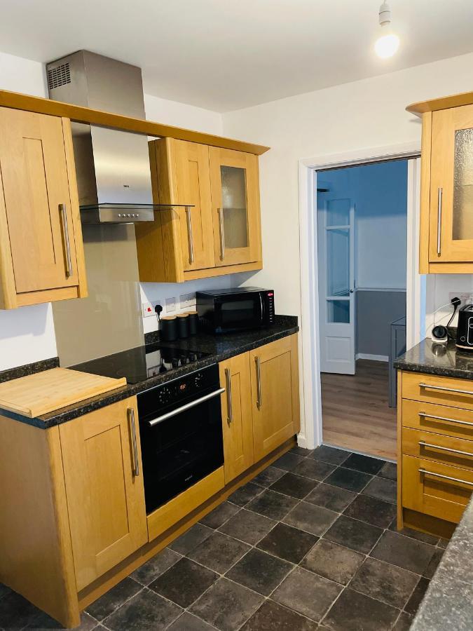 Wolverhampton Large 3 Bedrooms 5 Bed House Perfect For Short & Long Stays Contractors Business Nhs Insurance 1 Bathroom And Separate Wc Private Garden Driveway For 2 Large Vehicles Close To City Centre M6 M54 And Walsall Willenhall Cannock Property Eksteriør bilde