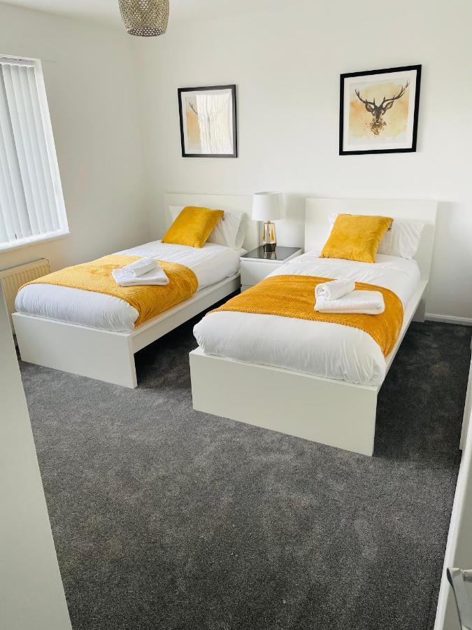 Wolverhampton Large 3 Bedrooms 5 Bed House Perfect For Short & Long Stays Contractors Business Nhs Insurance 1 Bathroom And Separate Wc Private Garden Driveway For 2 Large Vehicles Close To City Centre M6 M54 And Walsall Willenhall Cannock Property Eksteriør bilde