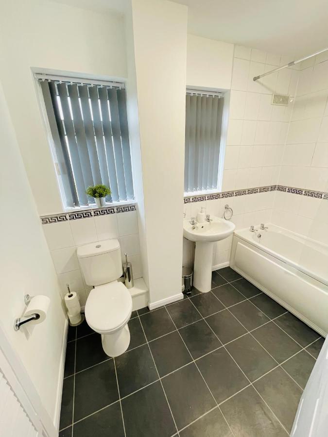 Wolverhampton Large 3 Bedrooms 5 Bed House Perfect For Short & Long Stays Contractors Business Nhs Insurance 1 Bathroom And Separate Wc Private Garden Driveway For 2 Large Vehicles Close To City Centre M6 M54 And Walsall Willenhall Cannock Property Eksteriør bilde