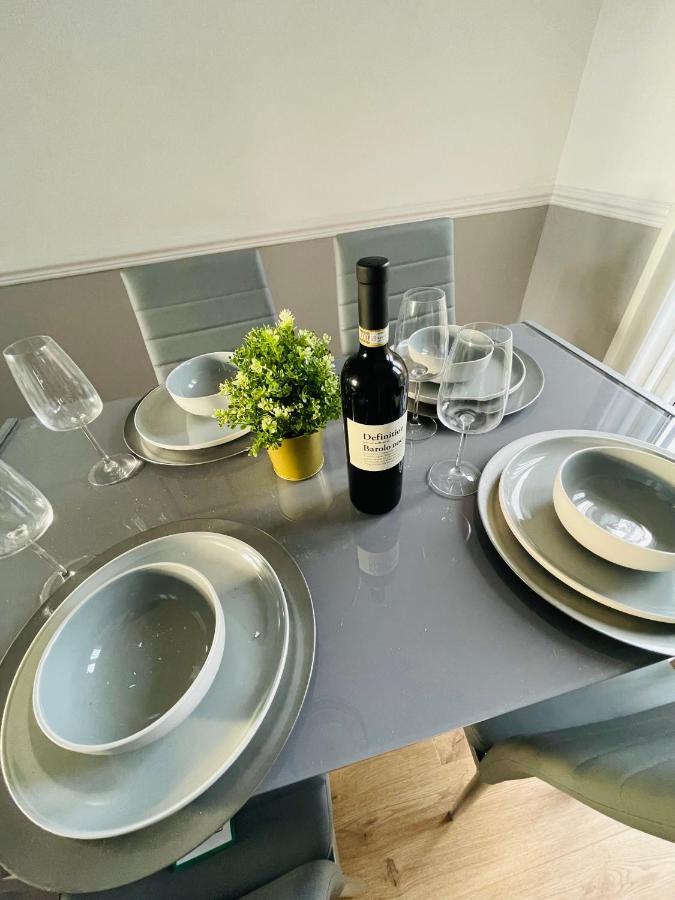 Wolverhampton Large 3 Bedrooms 5 Bed House Perfect For Short & Long Stays Contractors Business Nhs Insurance 1 Bathroom And Separate Wc Private Garden Driveway For 2 Large Vehicles Close To City Centre M6 M54 And Walsall Willenhall Cannock Property Eksteriør bilde