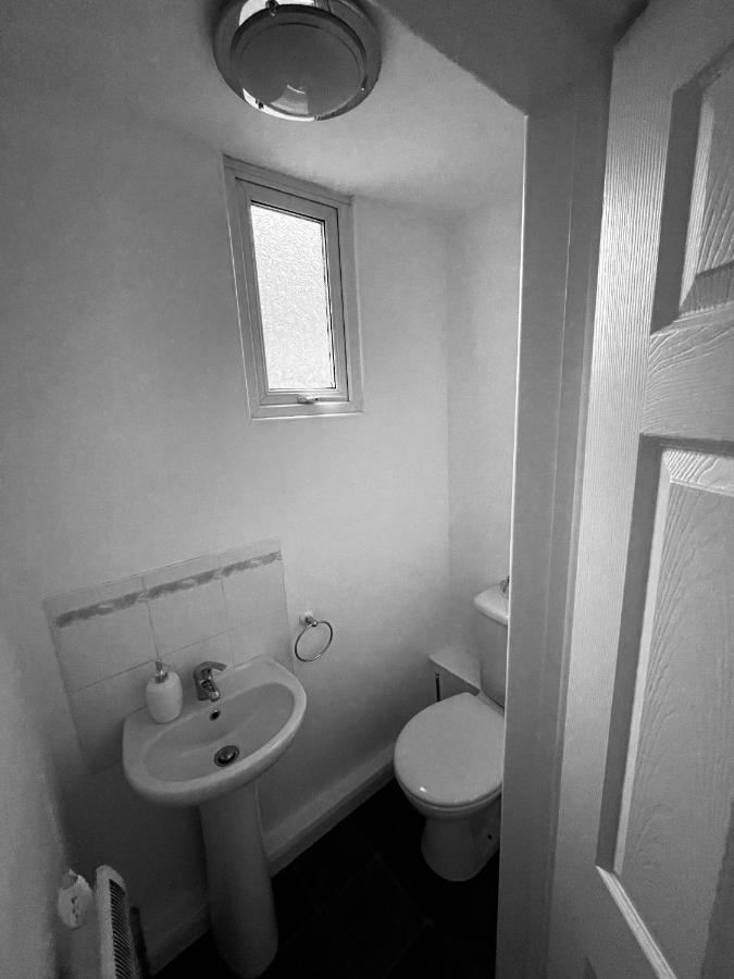 Wolverhampton Large 3 Bedrooms 5 Bed House Perfect For Short & Long Stays Contractors Business Nhs Insurance 1 Bathroom And Separate Wc Private Garden Driveway For 2 Large Vehicles Close To City Centre M6 M54 And Walsall Willenhall Cannock Property Eksteriør bilde
