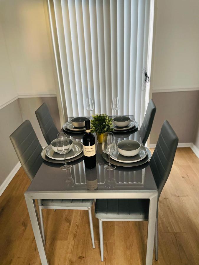 Wolverhampton Large 3 Bedrooms 5 Bed House Perfect For Short & Long Stays Contractors Business Nhs Insurance 1 Bathroom And Separate Wc Private Garden Driveway For 2 Large Vehicles Close To City Centre M6 M54 And Walsall Willenhall Cannock Property Eksteriør bilde