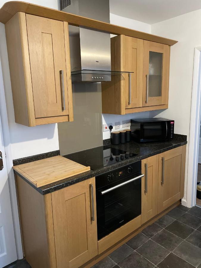 Wolverhampton Large 3 Bedrooms 5 Bed House Perfect For Short & Long Stays Contractors Business Nhs Insurance 1 Bathroom And Separate Wc Private Garden Driveway For 2 Large Vehicles Close To City Centre M6 M54 And Walsall Willenhall Cannock Property Eksteriør bilde